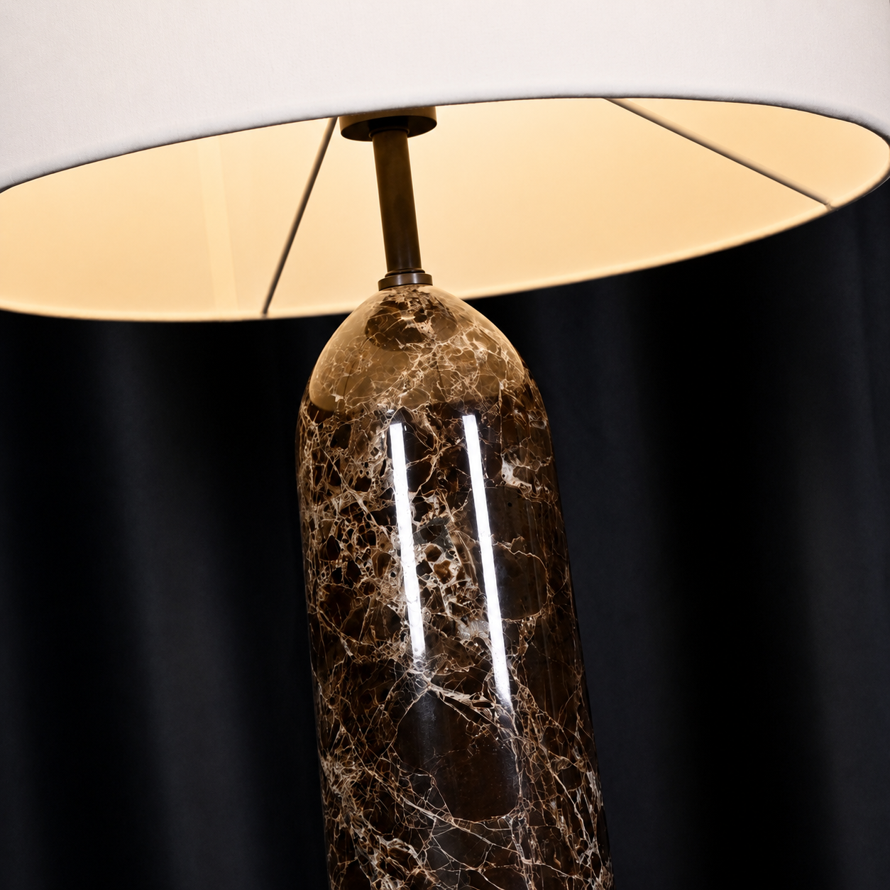Bordslampa Emperador Marmor Milano – H 52 × B 35 cm