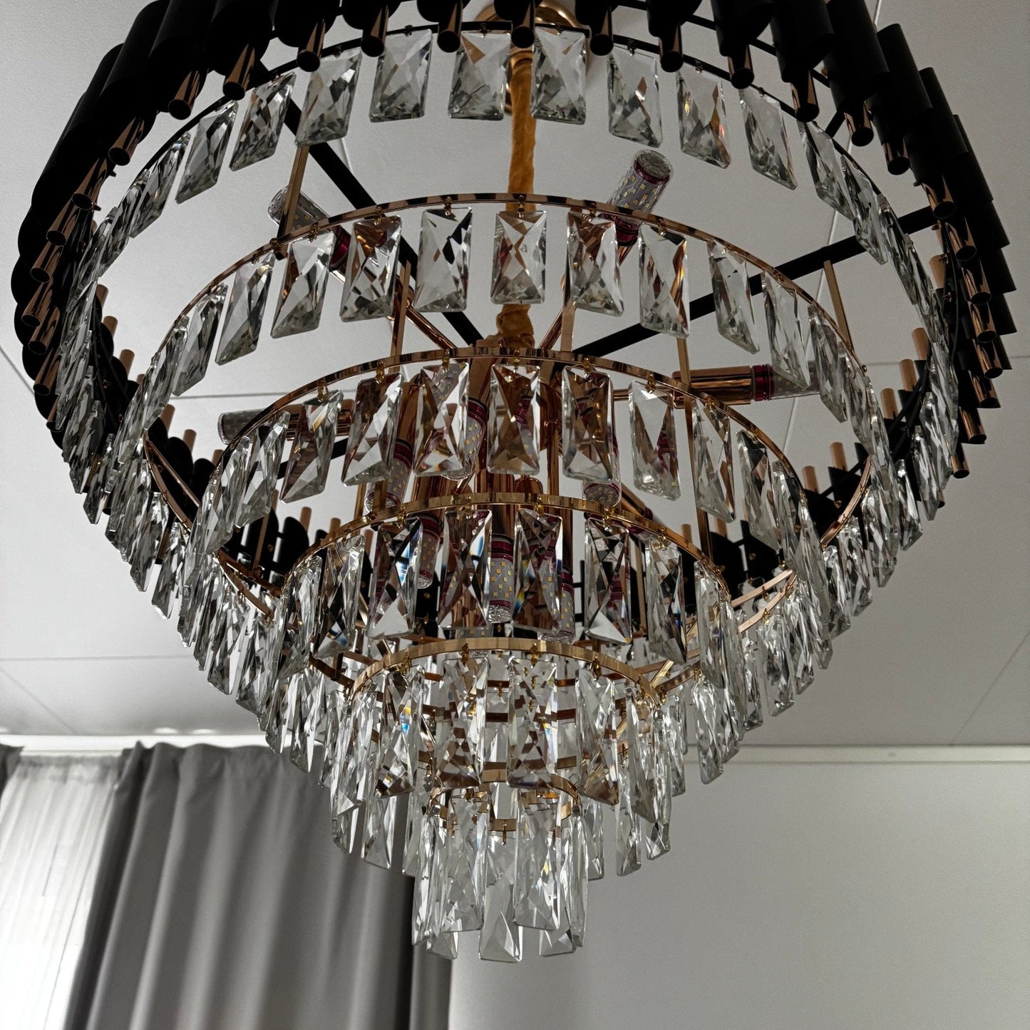 Mandset Kristallkrona Eclipse Black – Modern Svart Lampa med K9 Kristall 75 cm