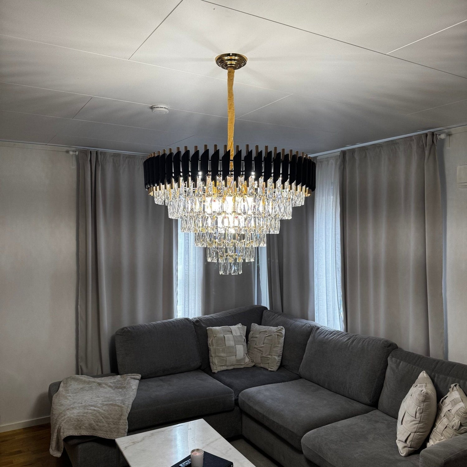 Mandset Kristallkrona Eclipse Black – Modern Svart Lampa med K9 Kristall 75 cm