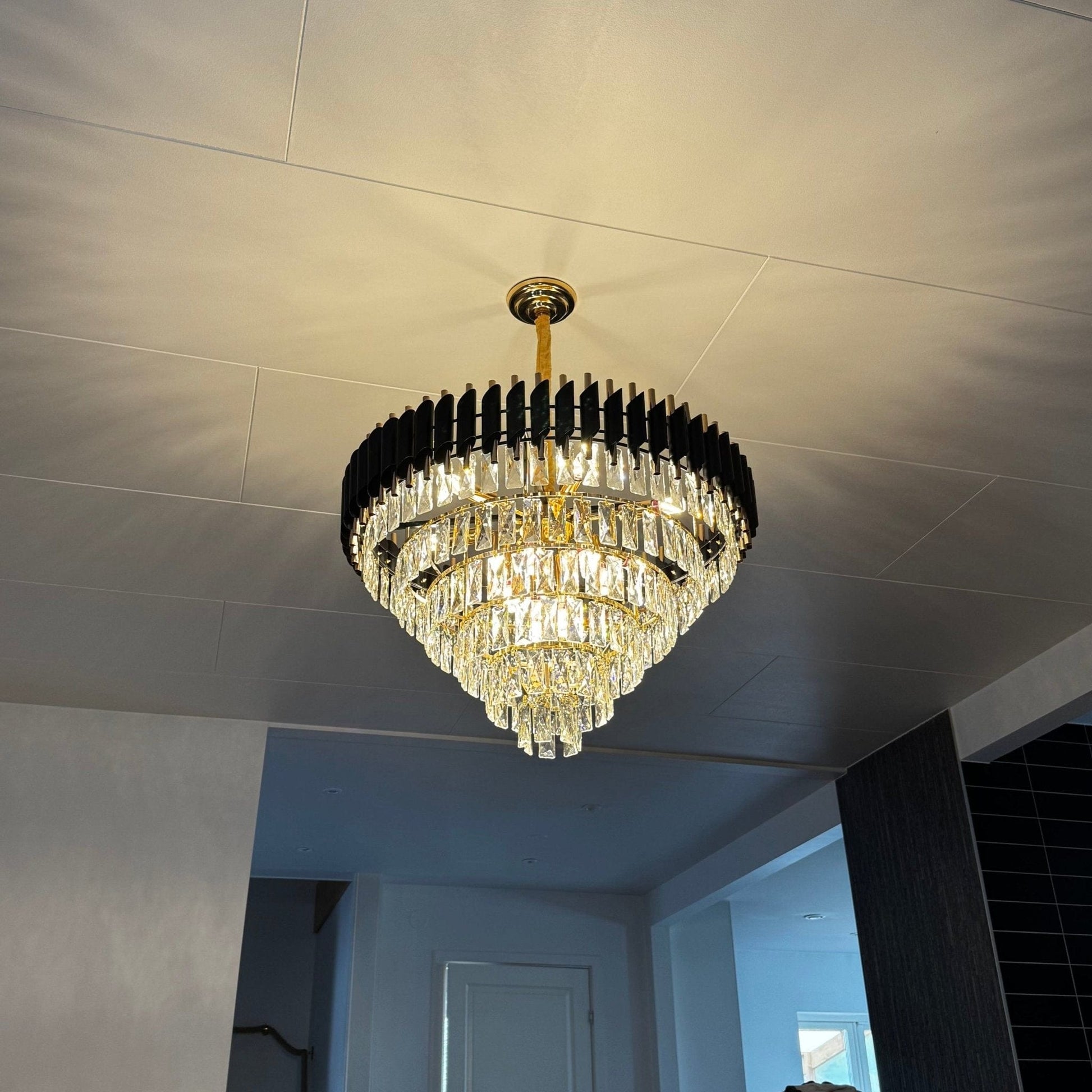 Mandset Kristallkrona Eclipse Black – Modern Svart Lampa med K9 Kristall 75 cm
